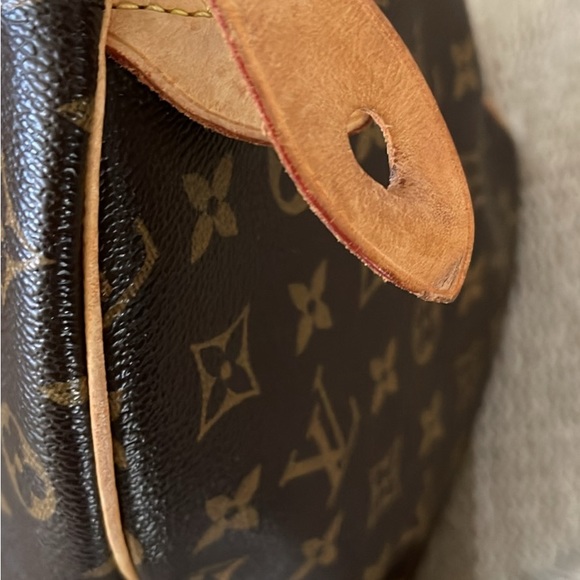 Great Bag! Inside is roomy with pocket. - Picture 3 of 4